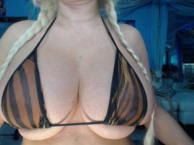 adrianna_fox, live now on BongaCams