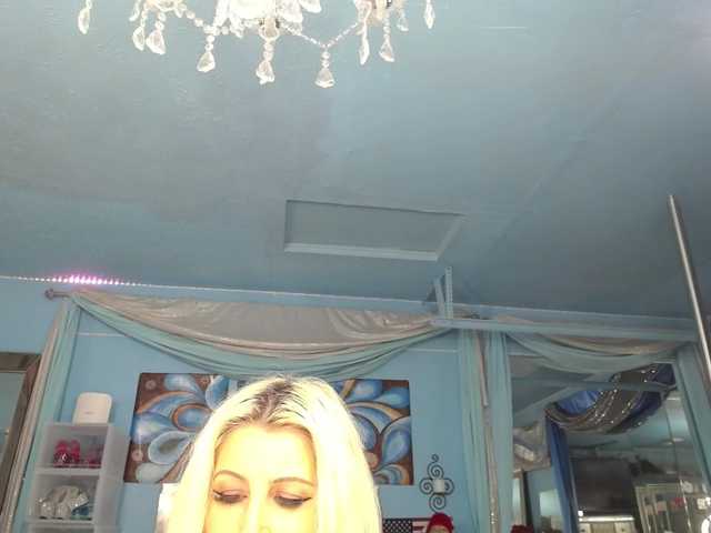 adrianna_fox, live now on BongaCams