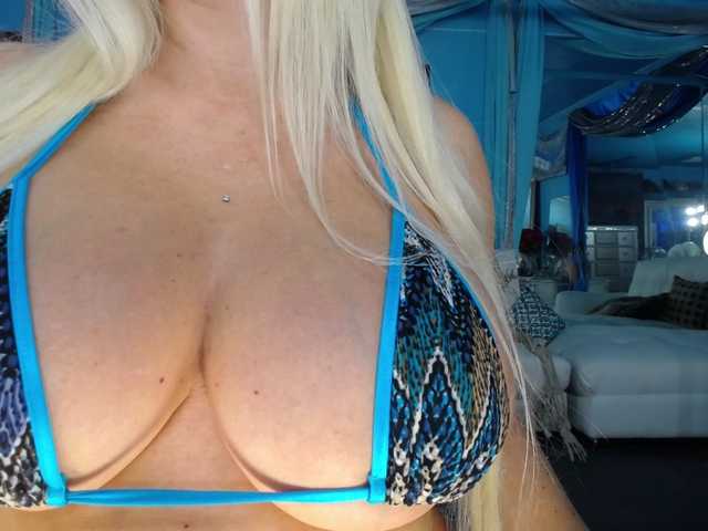 adrianna_fox live cam on BongaCams