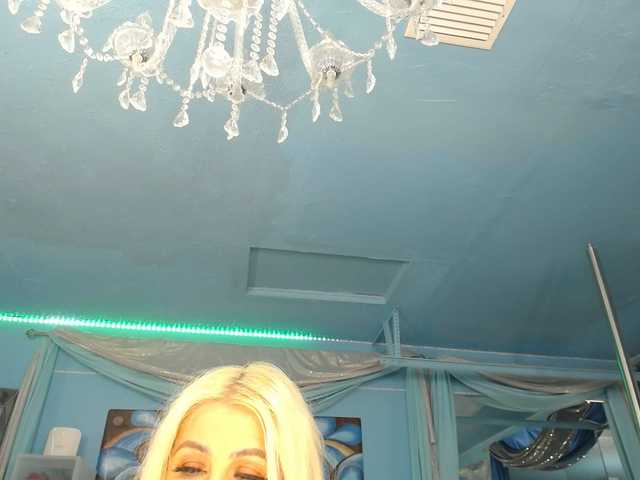 adrianna_fox cam belle