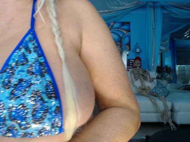 adrianna_fox's BongaCams show and profile