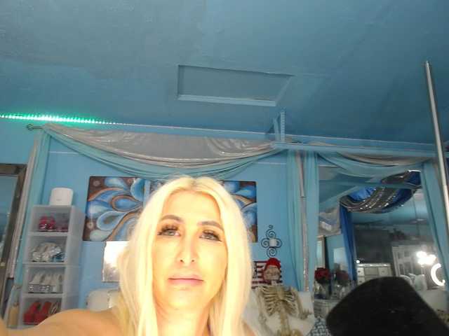 adrianna_fox live cam on BongaCams