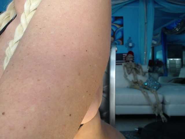 adrianna_fox live cam on BongaCams