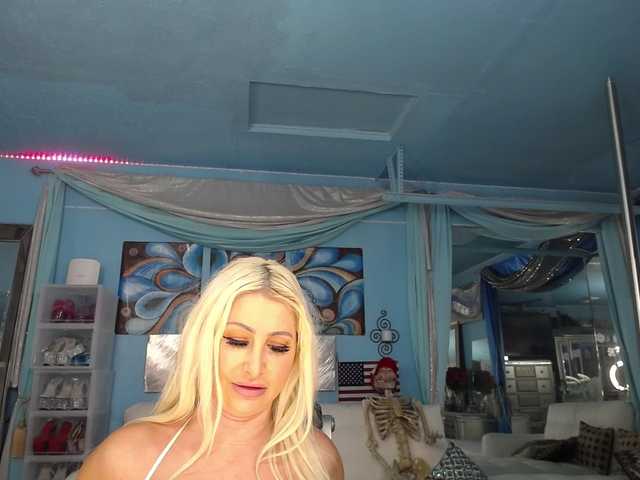 adrianna_fox live cam on BongaCams