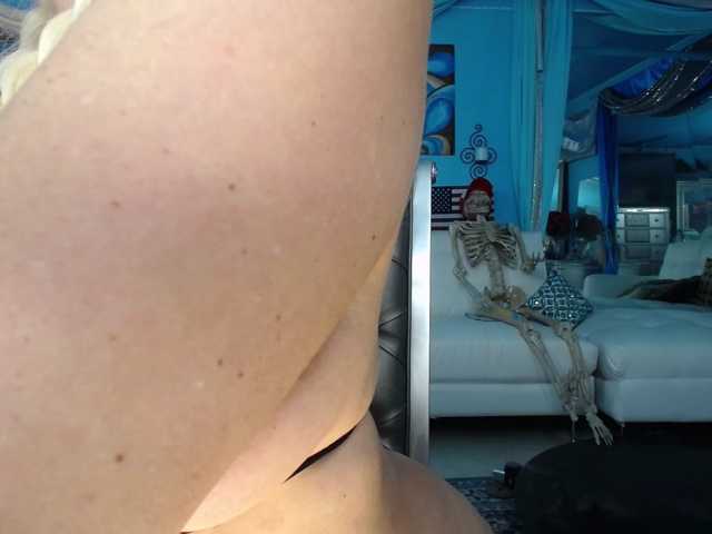 adrianna_fox, en directo ahora en BongaCams