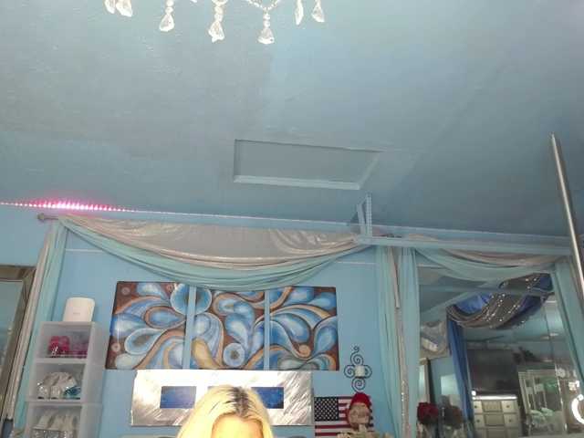 adrianna_fox, live now on BongaCams