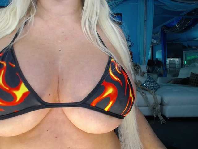 adrianna_fox live cam on BongaCams