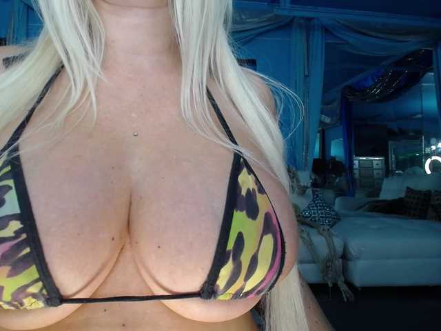 adrianna_fox live cam on BongaCams