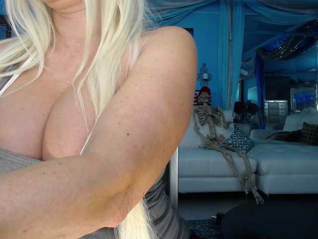 adrianna_fox live cam on BongaCams