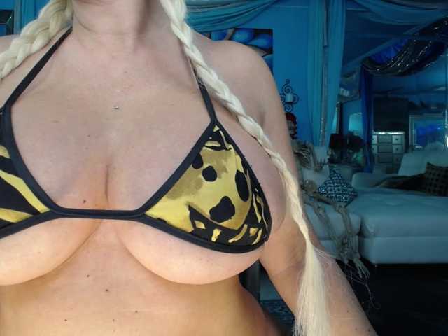 adrianna_fox live cam on BongaCams