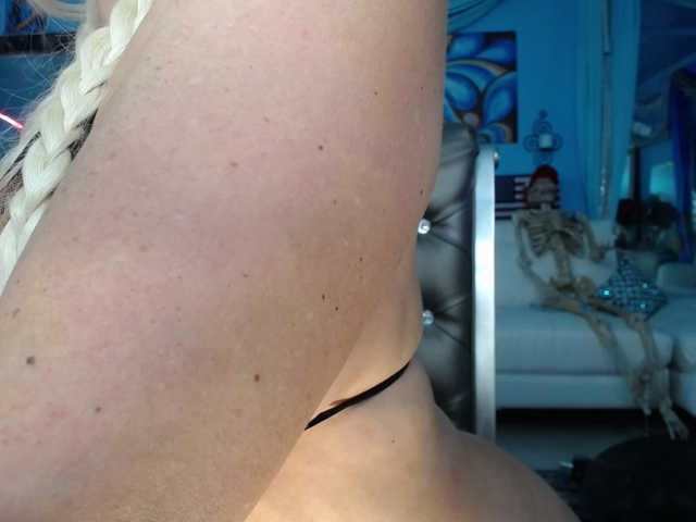 adrianna_fox, live now on BongaCams