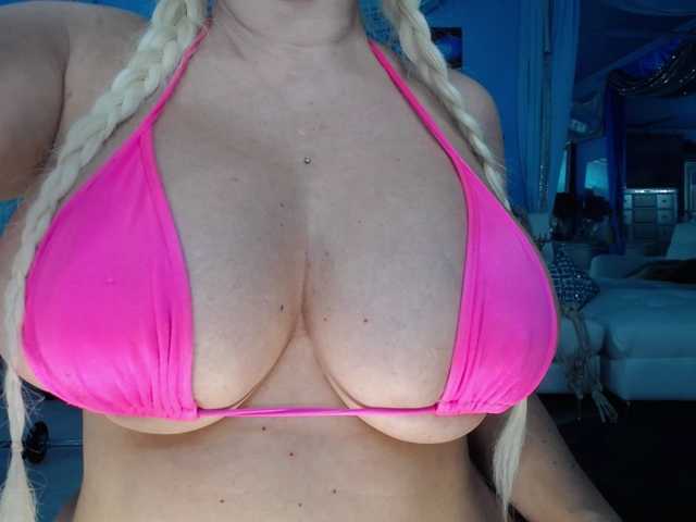 Adrianna Fox live cam