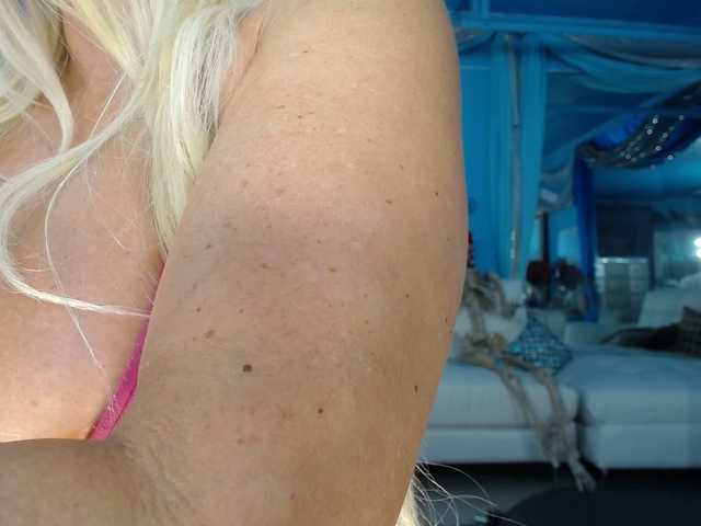 adrianna_fox cam belle