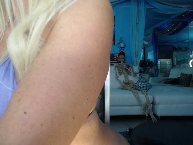 adrianna_fox live cam on BongaCams