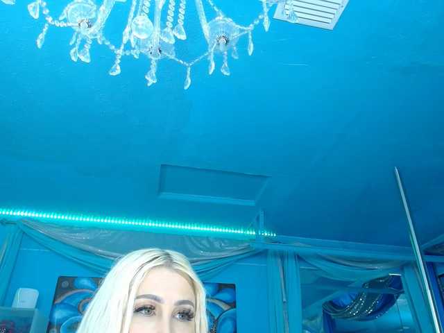 adrianna_fox cam belle