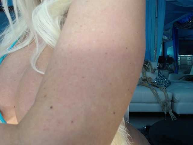 adrianna_fox live cam on BongaCams