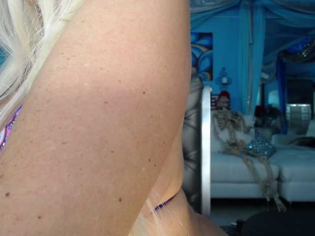 adrianna_fox live cam on BongaCams