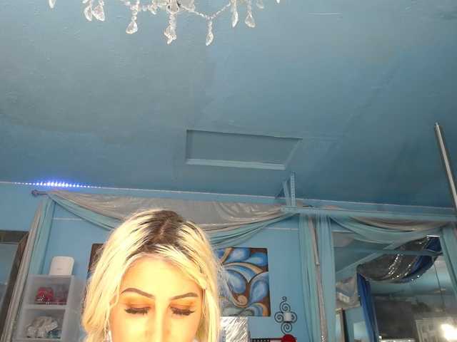 adrianna_fox's BongaCams show and profile