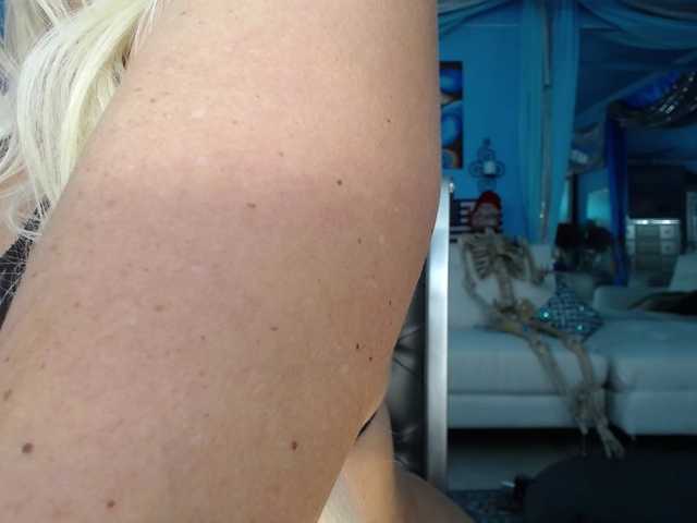 adrianna_fox live cam on BongaCams