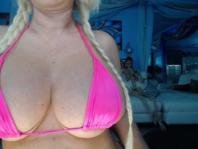 adrianna_fox live cam on BongaCams