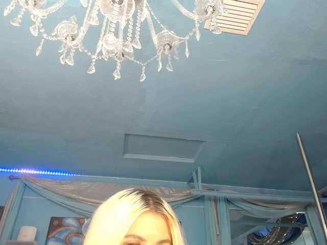 adrianna_fox cam belle