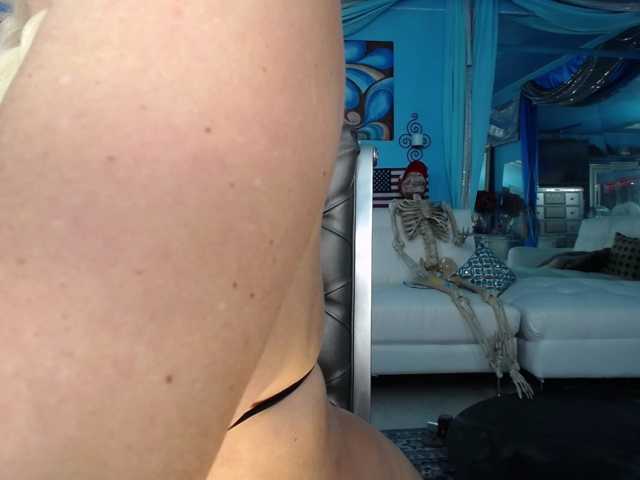 adrianna_fox, en directo ahora en BongaCams