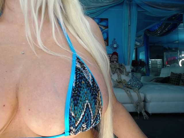 adrianna_fox live cam on BongaCams