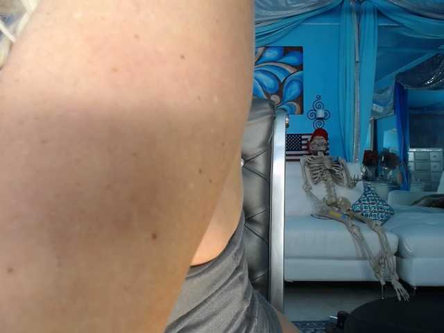 adrianna_fox's BongaCams show and profile