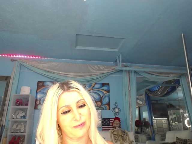 adrianna_fox live cam on BongaCams