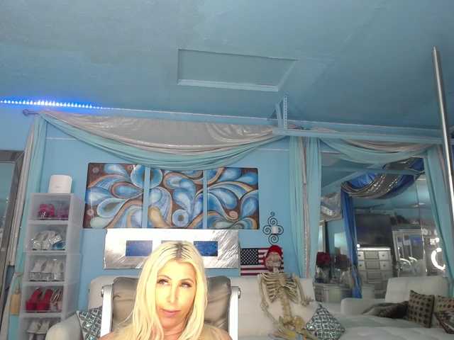 adrianna_fox live cam on BongaCams