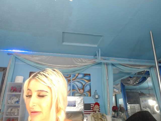 adrianna_fox cam belle