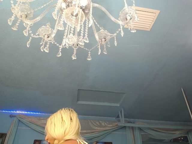 adrianna_fox, live now on BongaCams