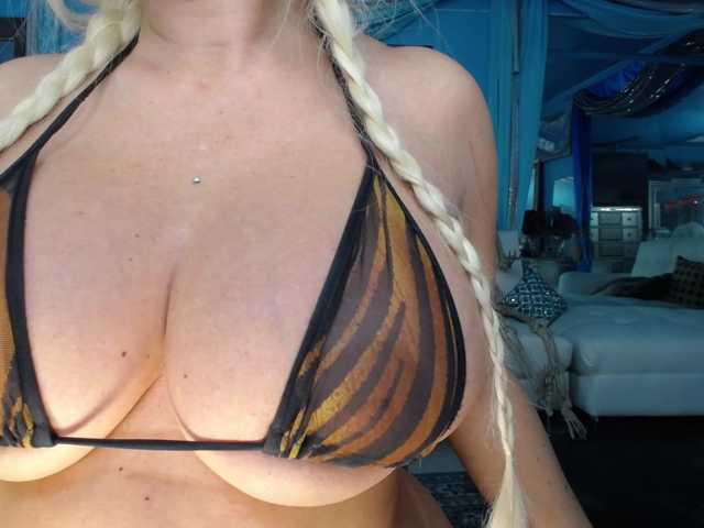 adrianna_fox, en directo ahora en BongaCams