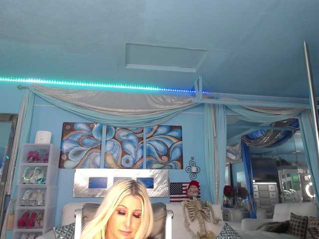 adrianna_fox live cam on BongaCams