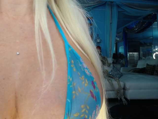 adrianna_fox live cam on BongaCams