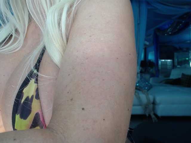 adrianna_fox live cam on BongaCams