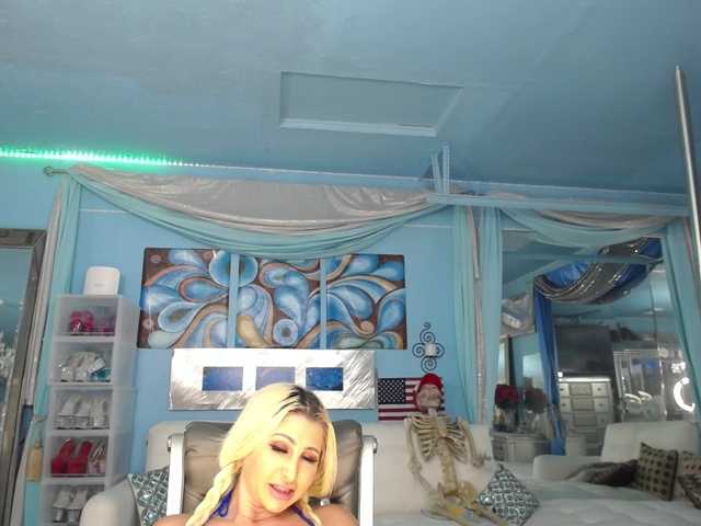 adrianna_fox live cam on BongaCams