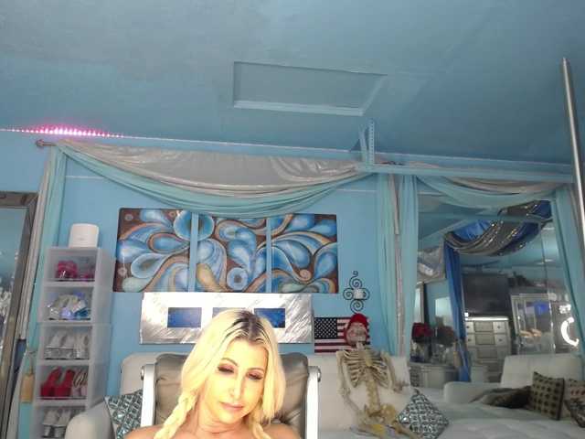adrianna_fox live cam on BongaCams
