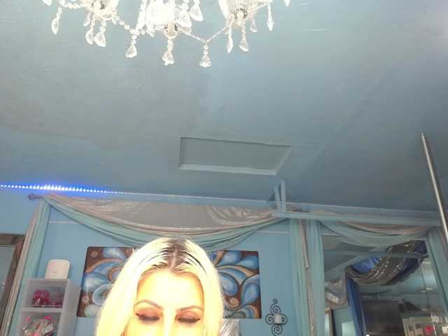 adrianna_fox, en directo ahora en BongaCams
