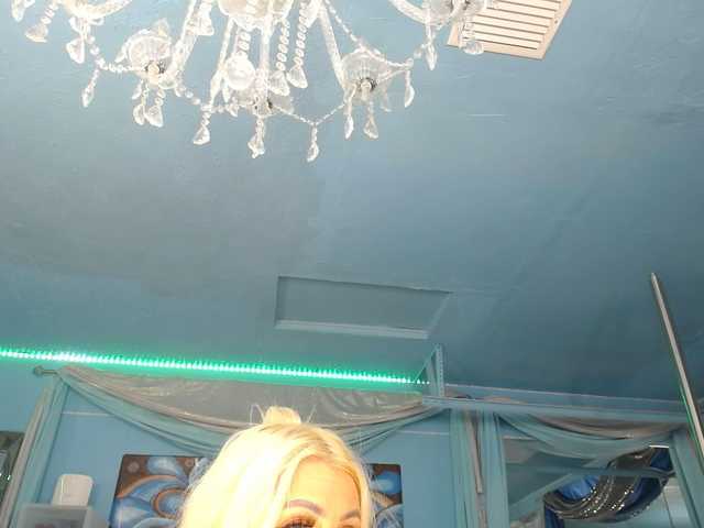 adrianna_fox live cam on BongaCams