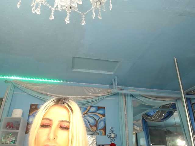 adrianna_fox cam belle