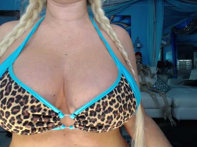 adrianna_fox live cam on BongaCams