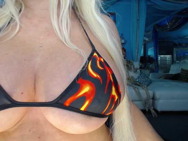 adrianna_fox live cam on BongaCams