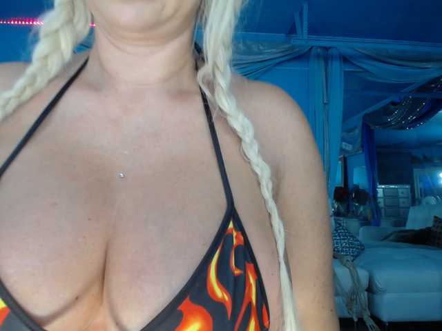 adrianna_fox live cam on BongaCams