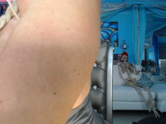 adrianna_fox's BongaCams show and profile