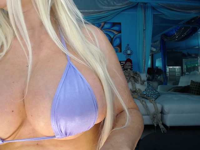 adrianna_fox live cam on BongaCams