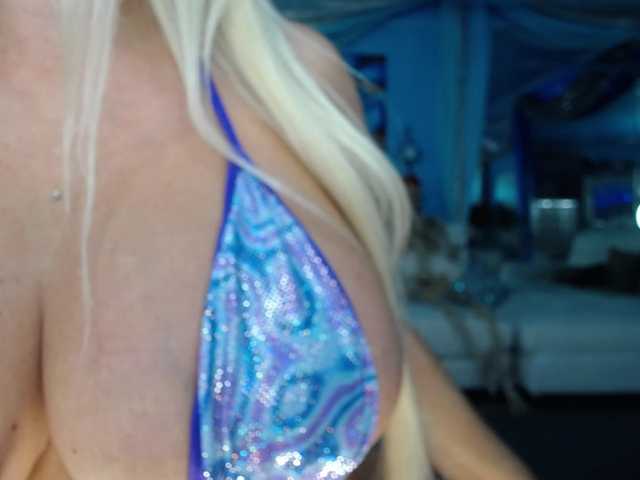 adrianna_fox live cam on BongaCams
