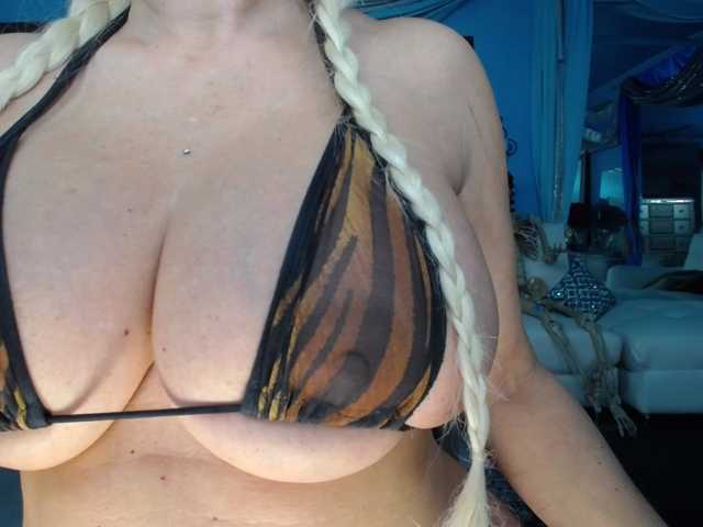 adrianna_fox, live now on BongaCams