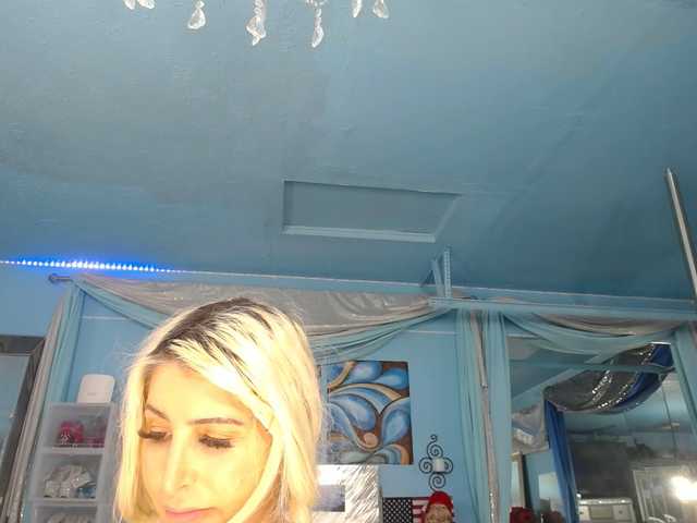 adrianna_fox's BongaCams show and profile