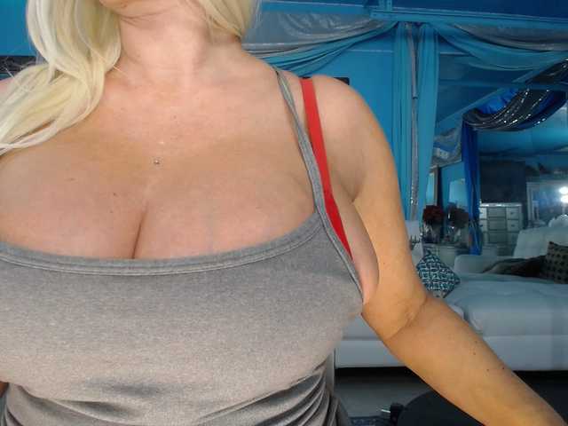 adrianna_fox live cam on BongaCams